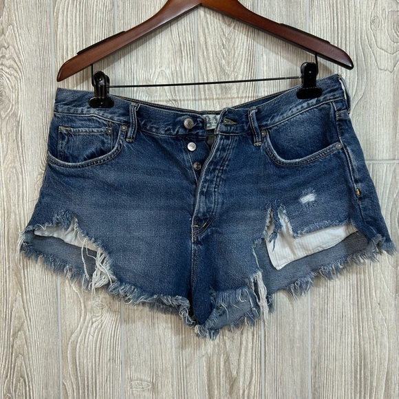 We The Free Distressed Exposed Pocket Jean Shorts with Frayed Hem Size 31 - Picture 2 of 15